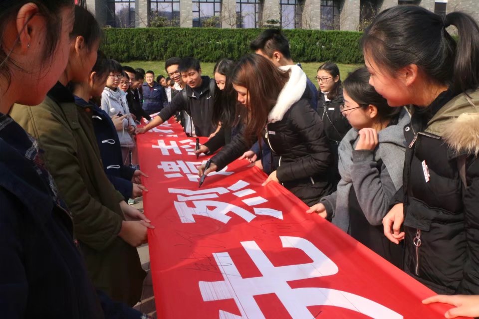 星天地
纪念“11·27 ”烈士殉难68周年祭扫活动