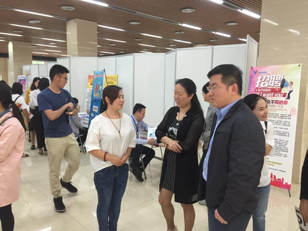 星天地
成功举办化学生物专场招聘会